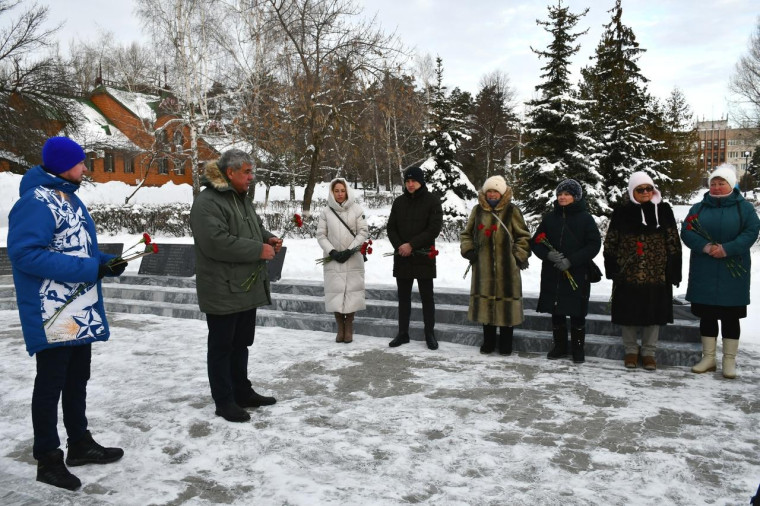 Прошел митинг памяти погибших при защите конституционного строя в Чеченской Республике.