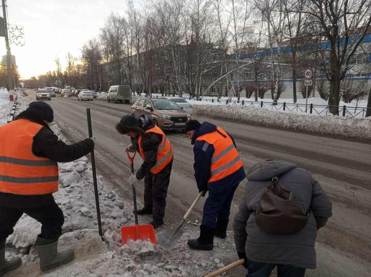 Ведётся очистка дорог и городских территорий. Ведётся очистка дорог и городских территорий.