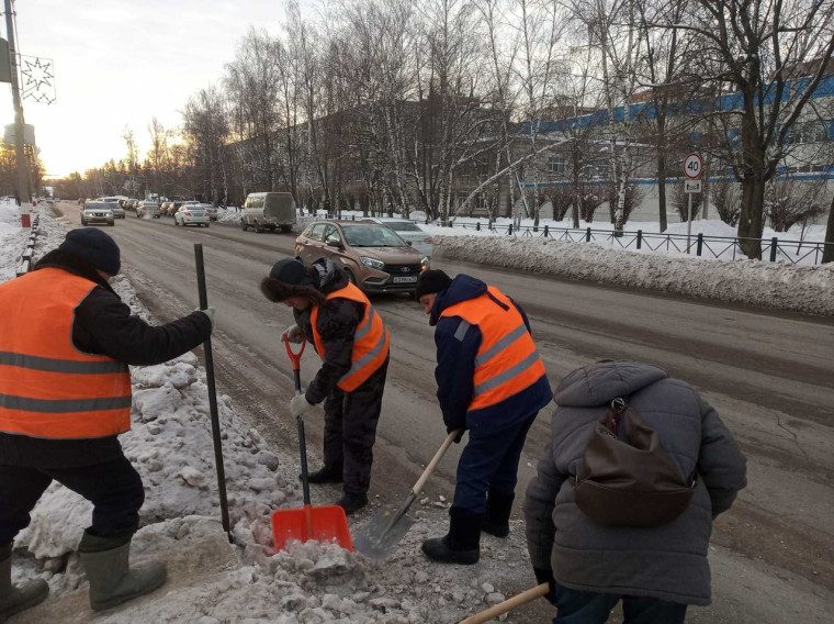 Ведётся очистка дорог и городских территорий.