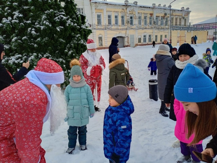 Прошло шествие Дедов Морозов и Снегурочек.