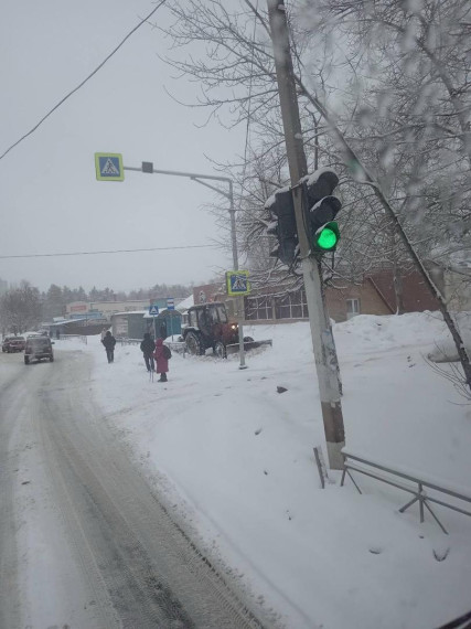 Ведётся очистка дорог и городских территорий.