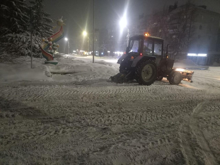 Ведётся очистка дорог и городских территорий.