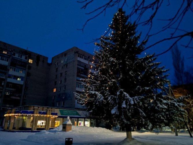 Зажглись праздничные огни на новогодней елке в Первомайском районе. Зажглись праздничные огни на новогодней елке в Первомайском районе.