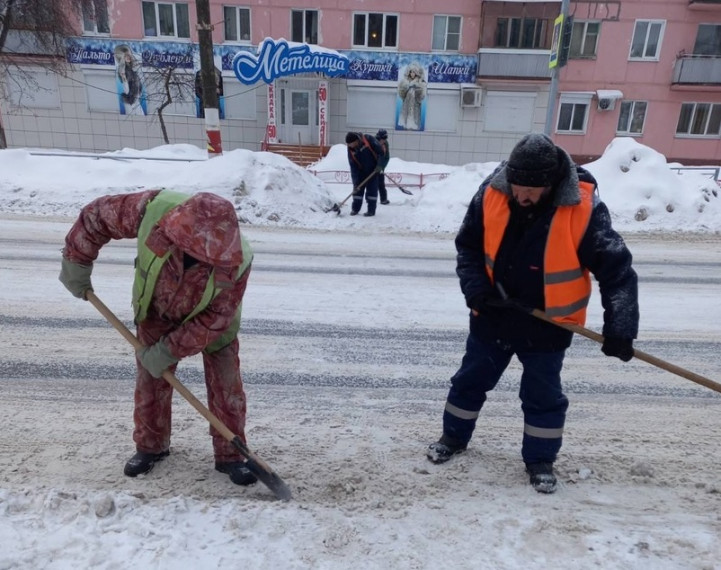 Муниципальный ЦУР: на проспекте Ленина очищают подходы к пешеходным переходам.