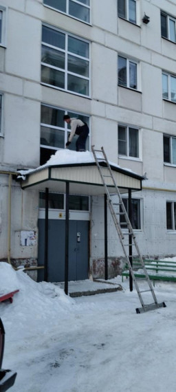 Управляющие компании убирают с крыш снежные шапки и сосульки. Управляющие компании убирают с крыш снежные шапки и сосульки.