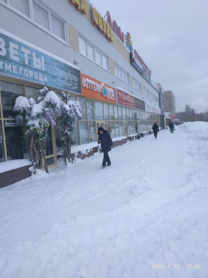 Расчищаются подходы и подъезды к социально значимым учреждениям: магазинам, школам, детским садам, больницам..