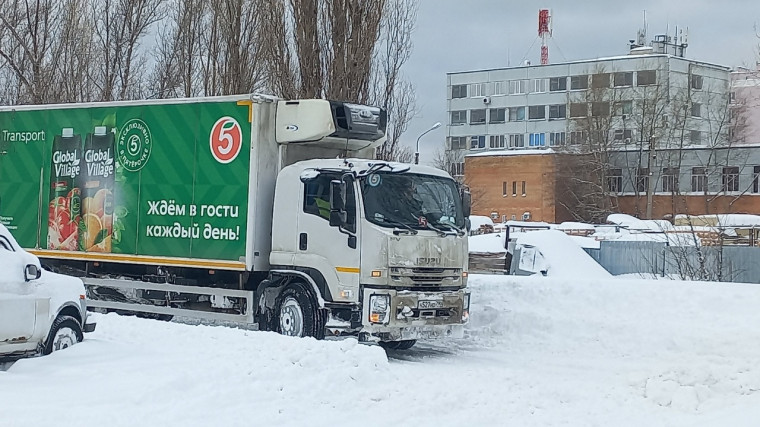 Сегодня фуры с продуктами подъезжают к городским магазинам - запасы продуктов пополнятся..