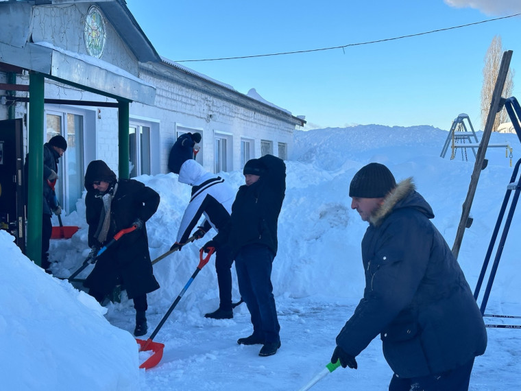 Сотрудники администрации города утром в понедельник помогают расчищать дороги и остановки.