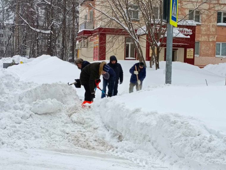 Сотрудники администрации города и муниципальных учреждений помогают расчищать дороги и остановки, подходы к социальным объектам.