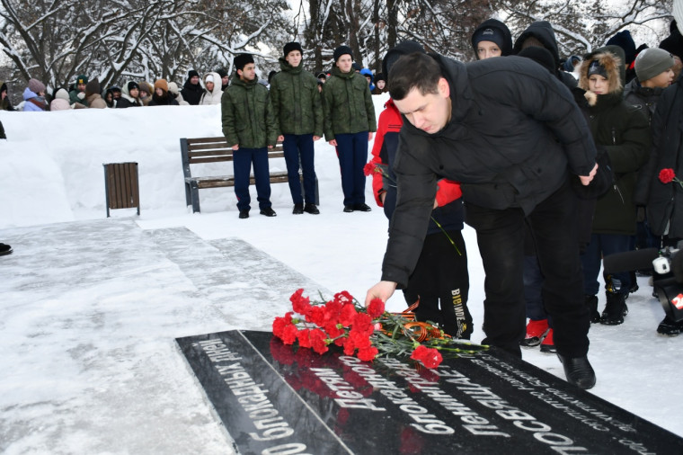 27 января, в день 80-летия полного снятия блокады Ленинграда, у памятника блокадникам в Димитровграде прошло торжественное мероприятие. 27 января, в день 80-летия полного снятия блокады Ленинграда, у памятника блокадникам в Димитровграде прошло торжественное мероприятие.