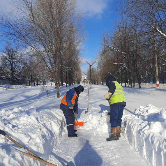 Ведётся очистка дорог и городских территорий.