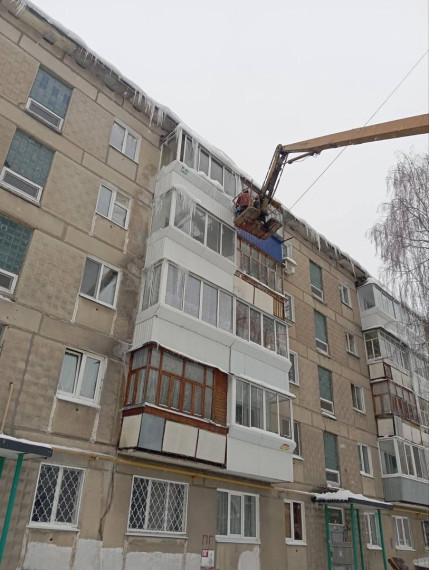 Управляющие компании убирают с крыш снежные шапки и сосульки. Управляющие компании убирают с крыш снежные шапки и сосульки.