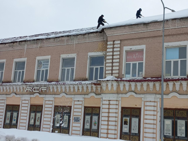 Нужно очистить крыши от снега.