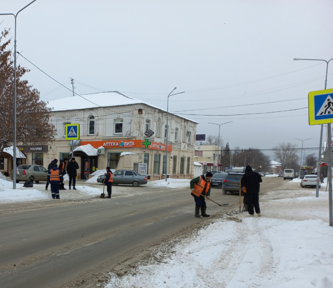 Муниципальный ЦУР: на улице Гагарина очищают подходы к пешеходным переходам.