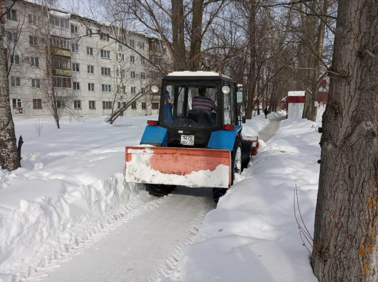 Ведётся очистка дорог и городских территорий.