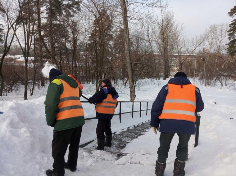 Ведётся очистка дорог и городских территорий.