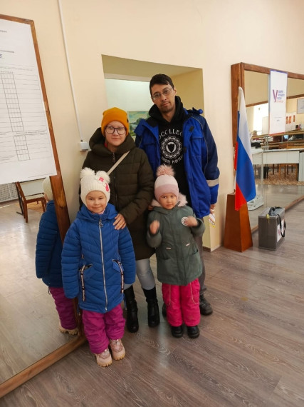 Голосуем всей семьей. Голосуем всей семьей.