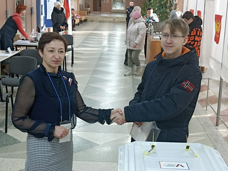Среди избирателей на участках немало тех, кто голосует впервые. Среди избирателей на участках немало тех, кто голосует впервые.