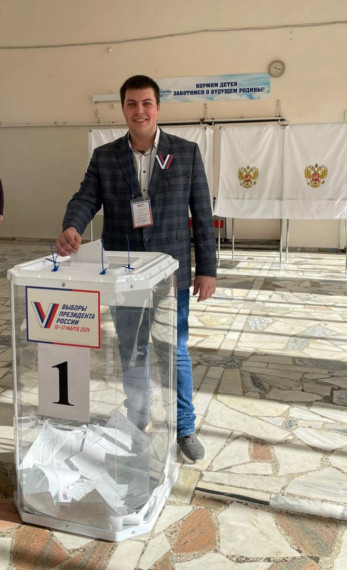 Голосуют молодые избиратели. Голосуют молодые избиратели.