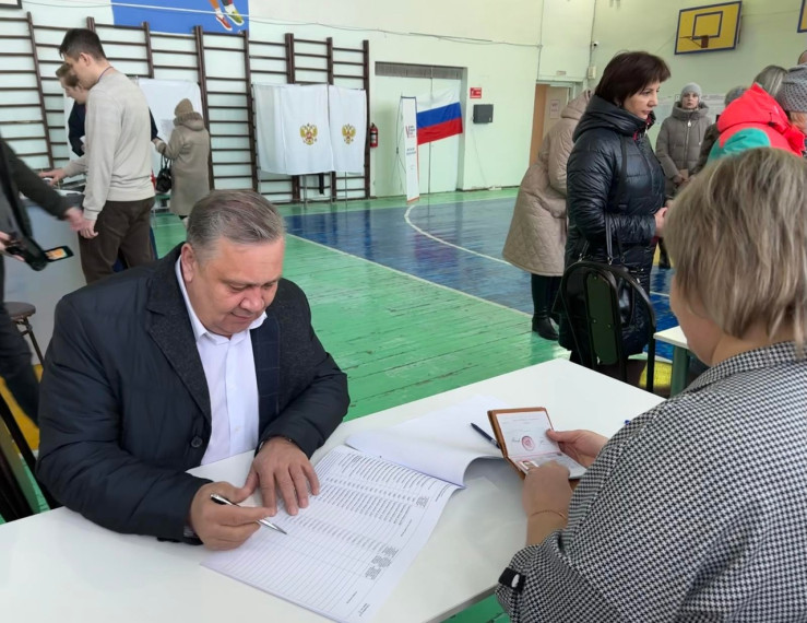Глава города Сергей Сандрюков сегодняшнее утро начал с объезда всех избирательных участков и проголосовал на своём УИКе 3247. Глава города Сергей Сандрюков сегодняшнее утро начал с объезда всех избирательных участков и проголосовал на своём УИКе 3247.