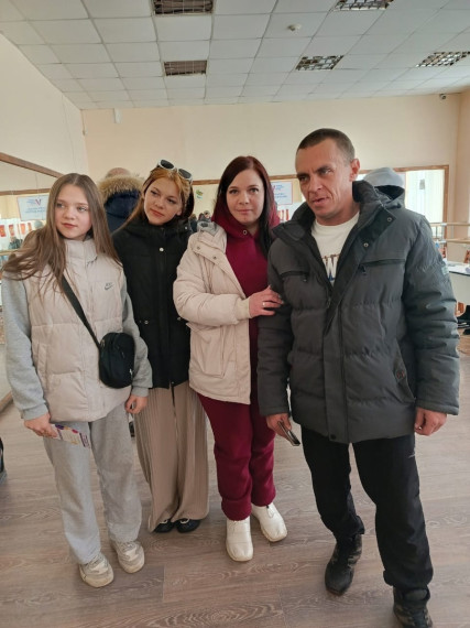 Димитровградцы приходят на избирательные участки семьями - вместе с детьми и внуками. Димитровградцы приходят на избирательные участки семьями - вместе с детьми и внуками.
