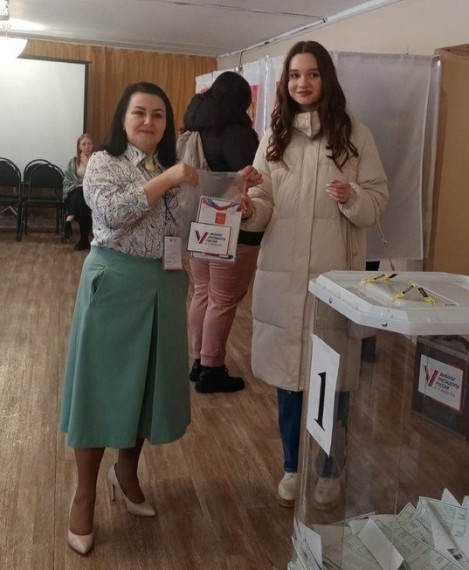 Голосуют и стар, и млад. Среди молодёжи немало тех, кто впервые принимает участие в выборах.. Голосуют и стар, и млад. Среди молодёжи немало тех, кто впервые принимает участие в выборах..