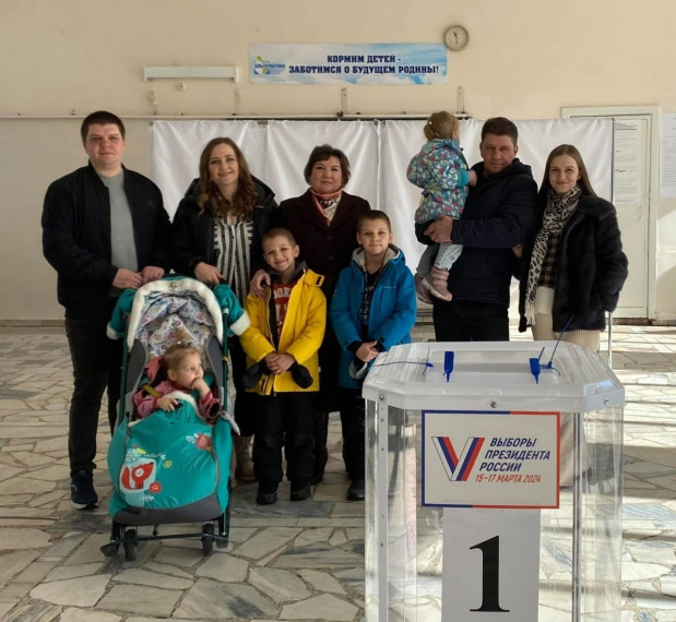 На избирательном участке - дружная семья Колесниковых.