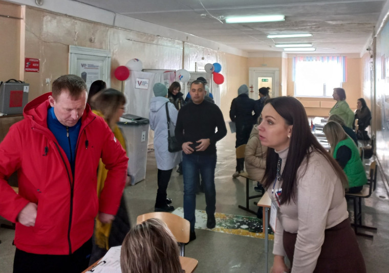К полудню воскресенья 17 марта явка избирателей в Димитровграде составила 48, 95%.
