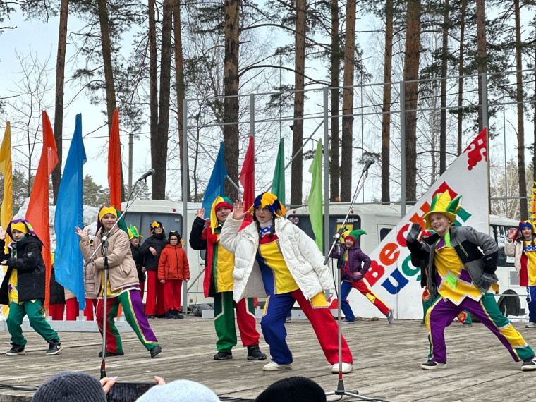 Во всех районах города 17 марта проходят масленичные гулянья.