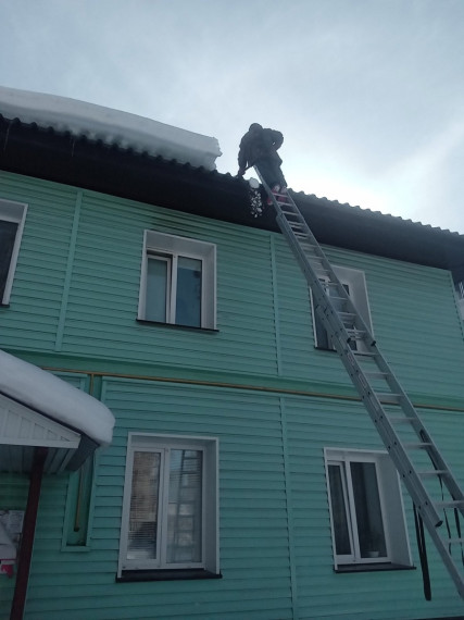 Управляющие компании убирают с крыш снежные шапки и сосульки. Управляющие компании убирают с крыш снежные шапки и сосульки.