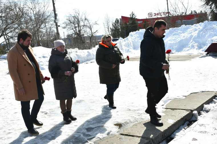 К импровизированным мемориалам горожане возлагают цветы, приносят лампады, игрушки. Глубокая скорбь переполняет сердца людей в связи с чудовищным терактом 22 марта в Подмосковье и гибелью соотечественников.. К импровизированным мемориалам горожане возлагают цветы, приносят лампады, игрушки. Глубокая скорбь переполняет сердца людей в связи с чудовищным терактом 22 марта в Подмосковье и гибелью соотечественников..