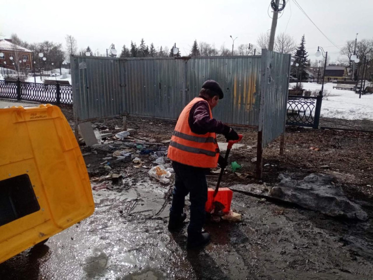 Ведётся очистка дорог и городских территорий.