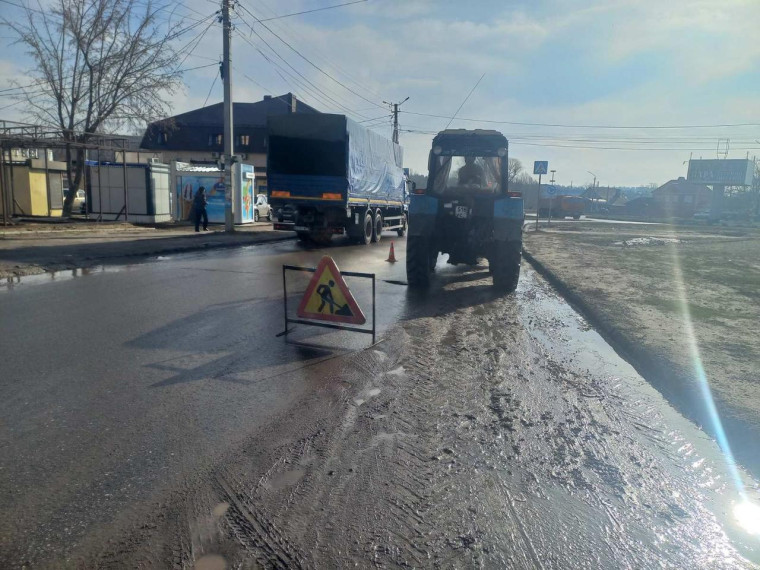 Ведётся очистка дорог и городских территорий.