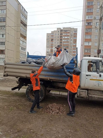 Ведётся очистка дорог и городских территорий.