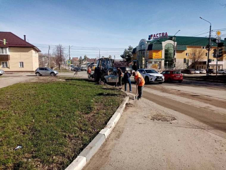 Работники администрации города и аппарата Городской Думы трудились на субботниках по санитарной очистке территорий в разных частях города..