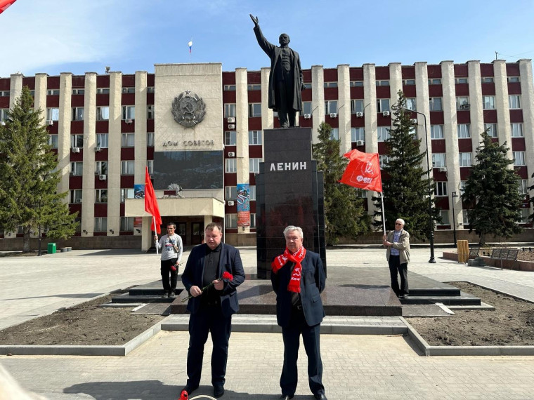 По традиции в в день рождения В. Ленина к памятнику на площади Советов возложили цветы. По традиции в в день рождения В. Ленина к памятнику на площади Советов возложили цветы.