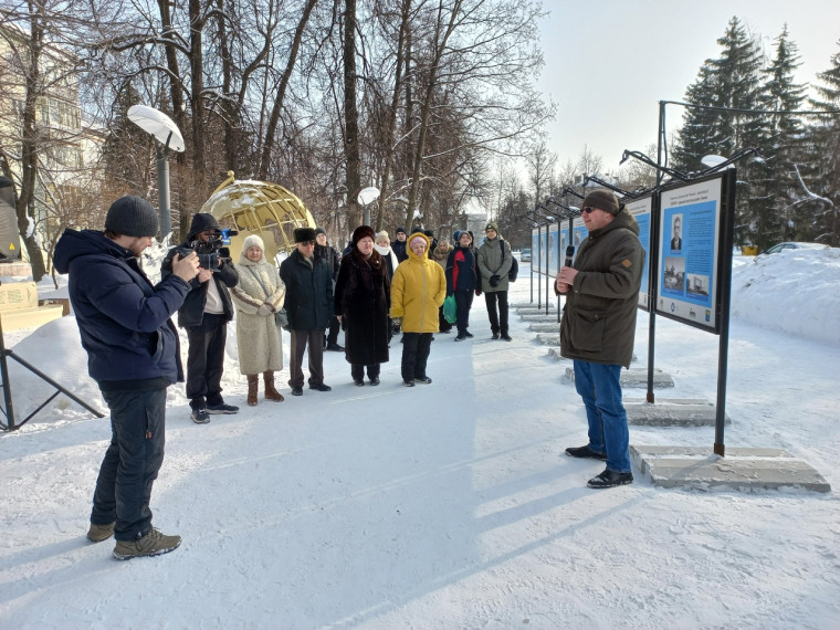 Открылась новая экспозиция на Аллее учителей, посвящённая НИИАРу.