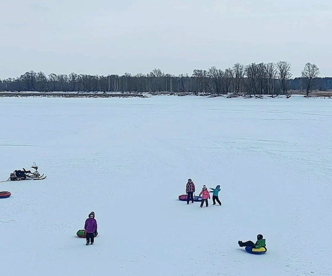 Дорогие родители, не оставляйте детей без присмотра на льду водоёмов!.