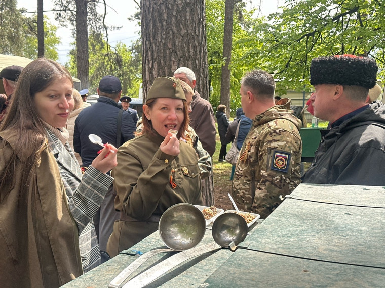 Народное гулянье проходит в парке Западном. Народное гулянье проходит в парке Западном.