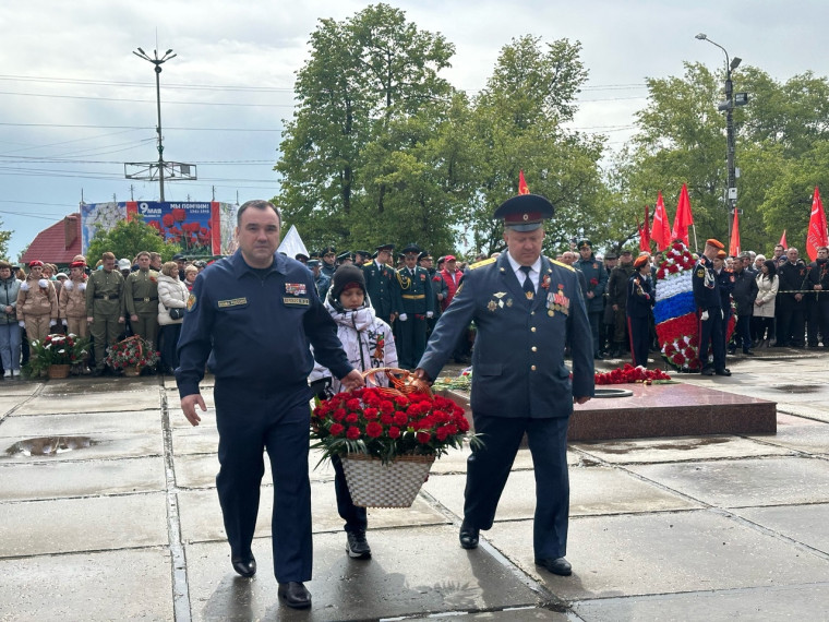 Возложение цветов к Вечному огню и Монументу Славы.