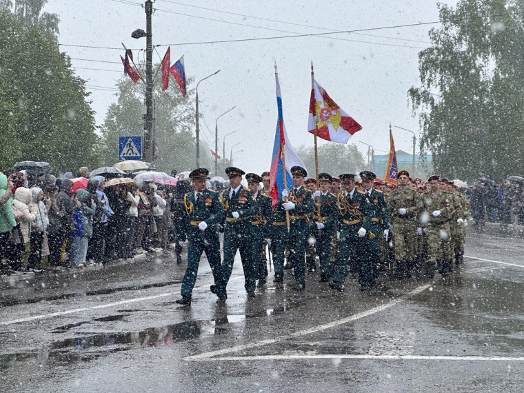 Марш Победы. Строевым шагом идут отряды воинских подразделений, зарничников, юнармейцев, ветеранов боевых действий.. Марш Победы. Строевым шагом идут отряды воинских подразделений, зарничников, юнармейцев, ветеранов боевых действий..