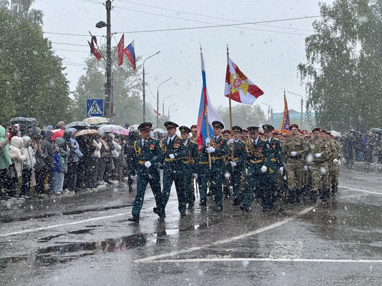 Марш Победы. Строевым шагом идут отряды воинских подразделений, зарничников, юнармейцев, ветеранов боевых действий..