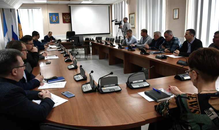 На штабе по ЖКК: возобновление подачи тепла в детсады и школы в связи с похолоданием, обеспечение бесперебойной работы всех коммунальных служб в праздничные дни. На штабе по ЖКК: возобновление подачи тепла в детсады и школы в связи с похолоданием, обеспечение бесперебойной работы всех коммунальных служб в праздничные дни.
