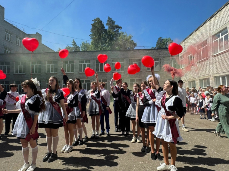 В школах Димитровграда для учеников выпускных классов прозвенел последний звонок. Окончились учебные занятия. Удачи выпускникам на экзаменах!. В школах Димитровграда для учеников выпускных классов прозвенел последний звонок. Окончились учебные занятия. Удачи выпускникам на экзаменах!.