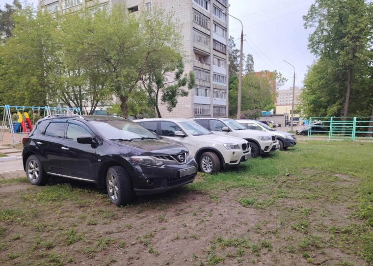 Специалисты отдела муниципального контроля проводят мониторинг территории города. Специалисты отдела муниципального контроля проводят мониторинг территории города.