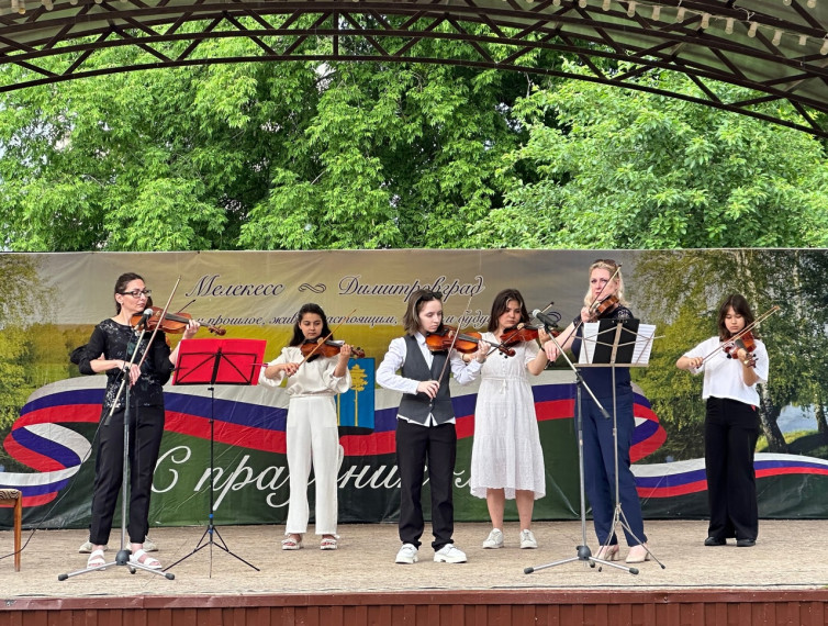 Детская школа искусств № 1 дала концерт на Верхнем пруду. Детская школа искусств № 1 дала концерт на Верхнем пруду.