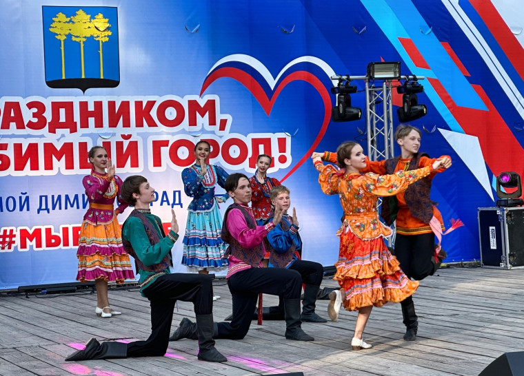 В парке «Западный» идет праздничный концерт, посвященный Дню России и Дню города.