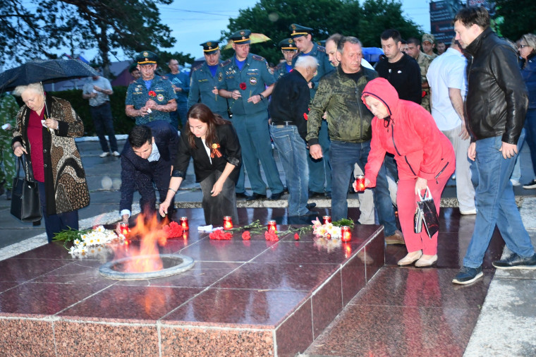 22 июня в 4 часа утра у Монумента Вечной Славы прошла акция "Свеча Памяти" - в память о жертвах первого дня Великой Отечественной войны.