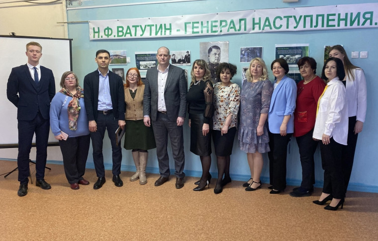 В канун Дня защитника Отечества в школах города открылись выставки, посвящённые воинам разных поколений. В канун Дня защитника Отечества в школах города открылись выставки, посвящённые воинам разных поколений.