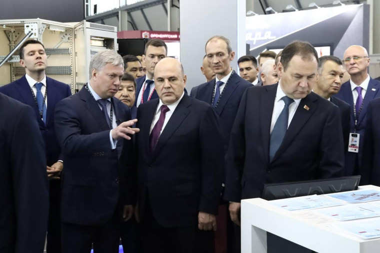 Губернатор Алексей Русских презентовал председателю Правительства РФ Михаилу Мишустину промпотенциал региона. Губернатор Алексей Русских презентовал председателю Правительства РФ Михаилу Мишустину промпотенциал региона.
